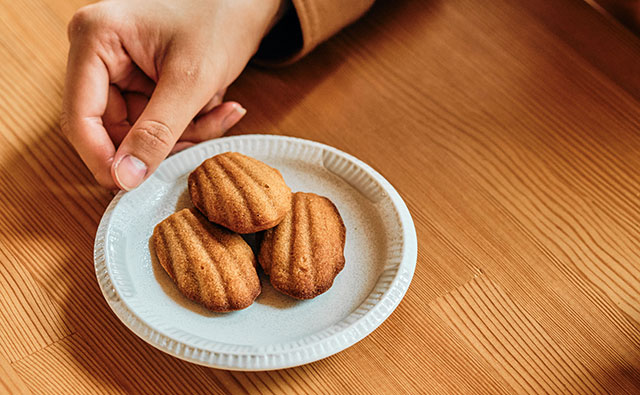 有機焙煎玄米αを使用したマドレーヌ